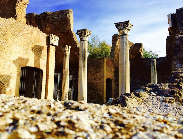 Foto vista de bajo ángulo de las viejas columnas en la villa de adriano