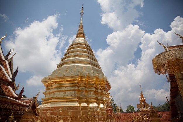 Vista de bajo ángulo de wat phrathat doi suthep contra el cielo