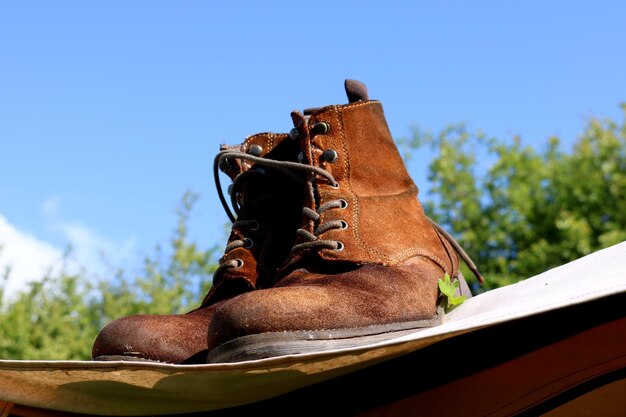 Vista de ángulo bajo del zapato contra el cielo azul