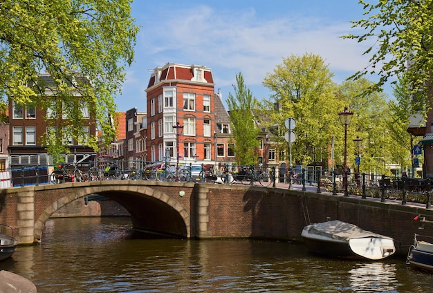 Vista del anillo de canales en Amsterdam, Holanda