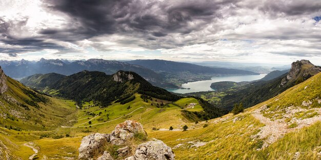 Vista de Annecy con follaje verde con árboles en los Alpes franceses