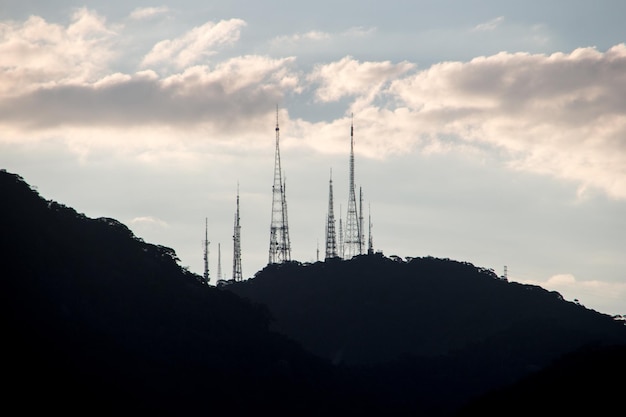 Vista de antenas de comunicación desde la cima del cerro sumare en Río de Janeiro - Brasil.