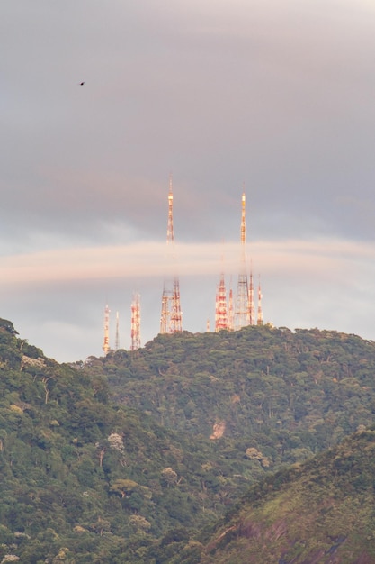 Vista de las antenas de Sumaré en Río de Janeiro, Brasil.