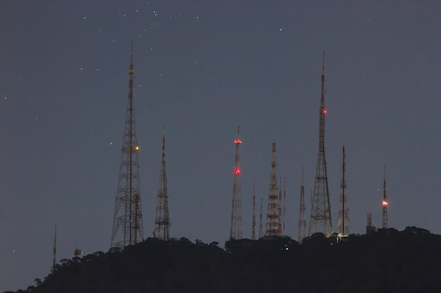 Vista de las antenas de Sumaré en Río de Janeiro, Brasil.