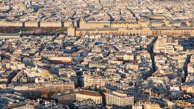 Vista anterior del centro de la ciudad de París al atardecer