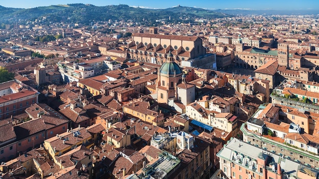 Vista anterior del centro histórico de la ciudad de Bolonia