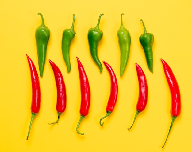Vista anterior en Chili pepper sobre fondo amarillo