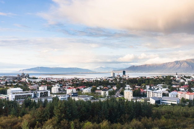 Vista anterior de la ciudad de Reykjavik en la noche de otoño