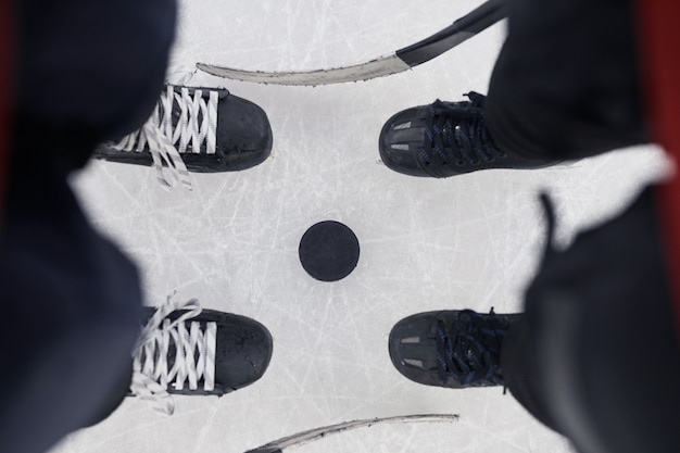 Foto vista anterior de fondo de dos jugadores de hockey irreconocibles de pie