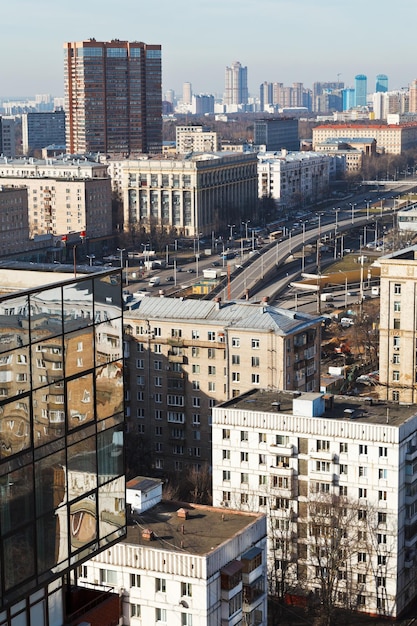 Vista anterior del paso elevado urbano en Moscú