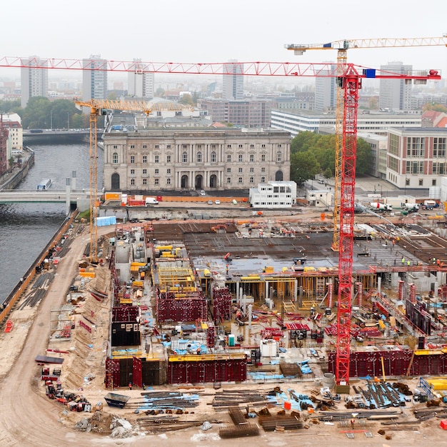 Vista anterior del sitio de construcción urbana