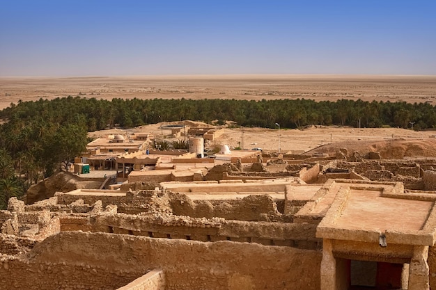 Vista de la antigua aldea abandonada en medio del desierto del Sahara, Túnez, África