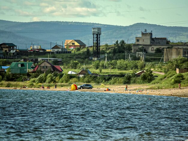 Foto vista de la antigua ciudad industrial desde el río