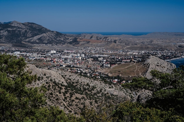 Vista de la antigua ciudad de Sudak y la fortaleza genovesa en la costa del Mar Negro en Crimea