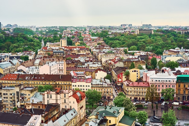 Vista de la antigua Lviv. Coloridos techos de casas en el centro histórico de la ciudad.