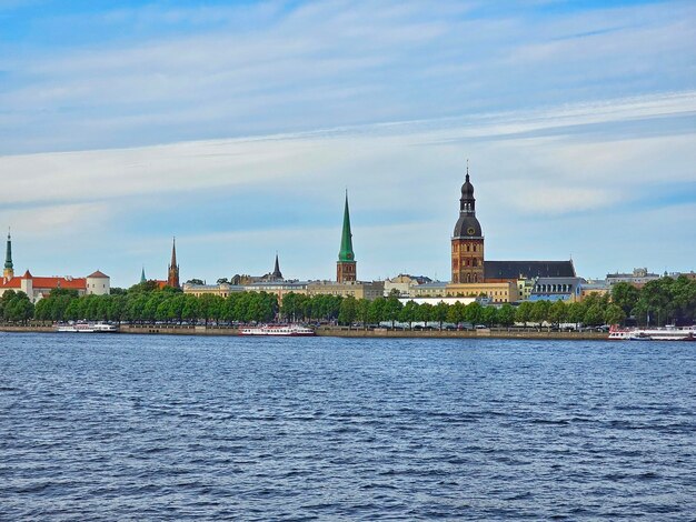 Vista de la antigua Riga desde el río Daugava Letonia