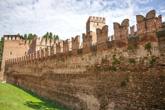 Vista a las antiguas murallas del castillo de Verona en verano