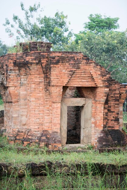 Foto vista de antiguas ruinas contra los árboles