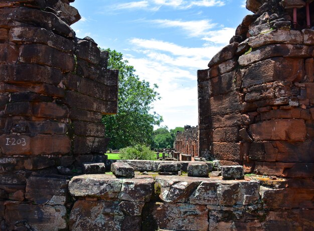 Foto vista de las antiguas ruinas contra el cielo