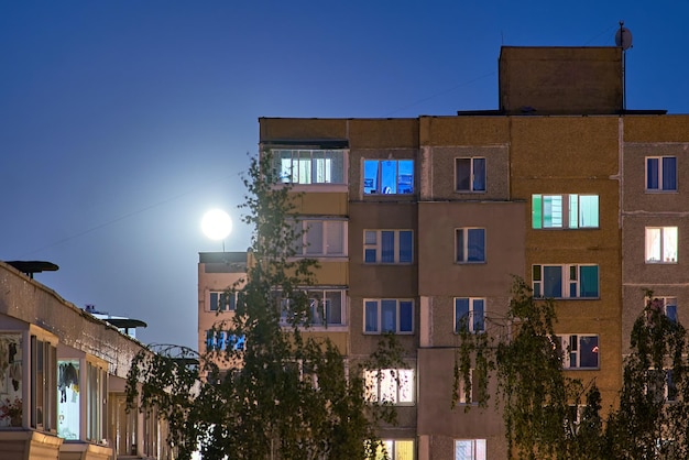 Vista de un antiguo edificio alto en una zona residencial de Minsk cerca de Uruchye