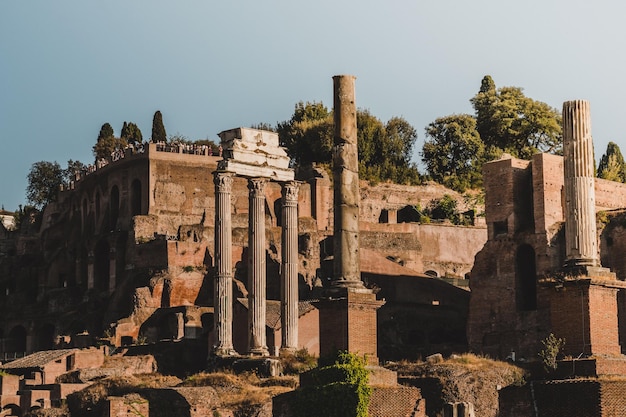 Vista de un antiguo edificio en ruinas contra un cielo despejado
