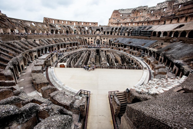 Foto vista de un antiguo edificio en ruinas contra el cielo