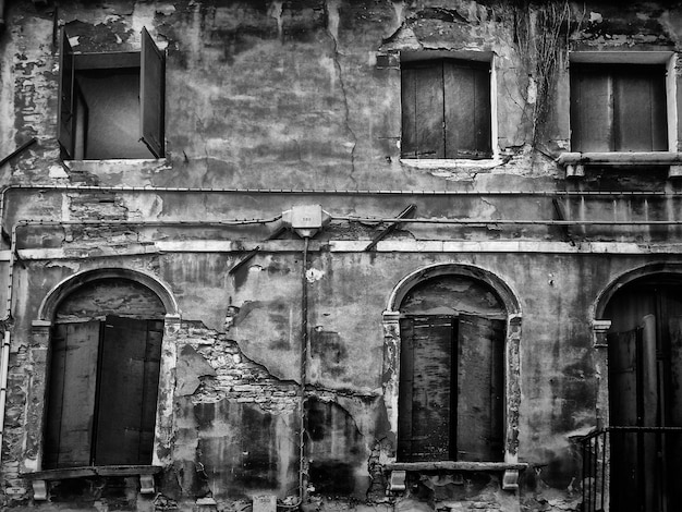 Foto vista del antiguo edificio