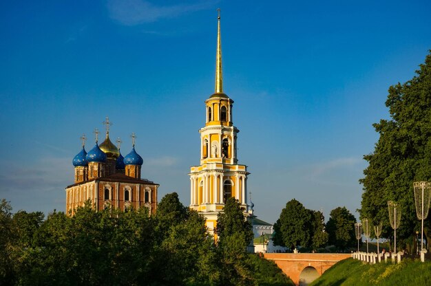 Vista del antiguo Kremlin de la ciudad rusa de Ryazan desde el terraplén