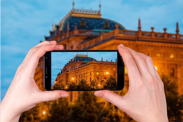 Vista del antiguo teatro nacional en Praga. foto del teléfono