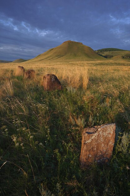Vista de antiguos túmulos funerarios y menhires en estepas y montañas de Khakassia