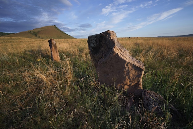 Vista de antiguos túmulos funerarios y menhires en estepas y montañas de Khakassia