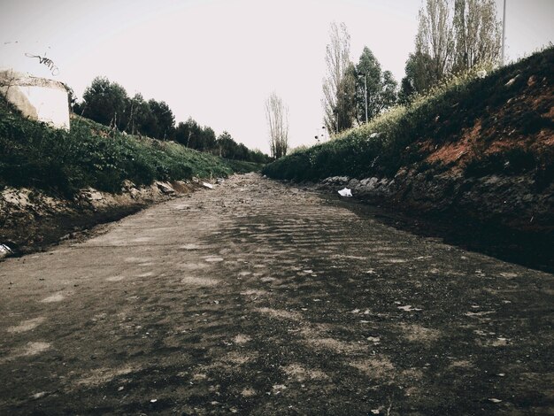 Foto vista ao longo da estrada vazia.