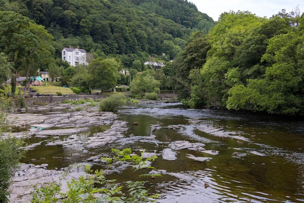 Vista ao longo do rio Dee em LLangollen, País de Gales