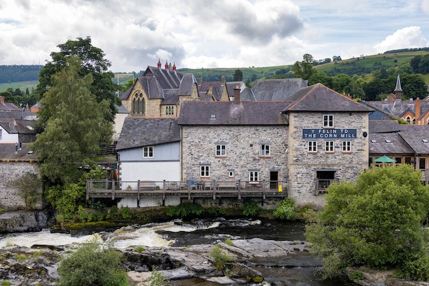 Vista ao longo do rio Dee em LLangollen, País de Gales