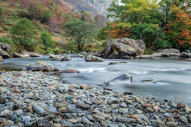 Vista ao longo do rio Glaslyn no outono