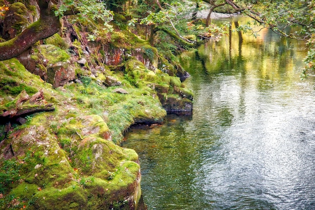 Vista ao longo do rio Glaslyn no outono