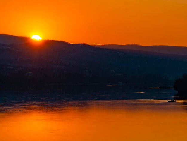 Vista ao pôr do sol sobre o rio danúbio calmo em novi sad sérvia