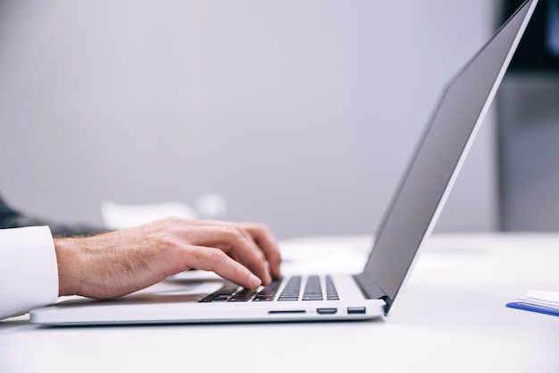 Vista aproximada da mão masculina digitando no teclado do laptop Empresário que trabalha no escritório Conceito de laptop moderno Circuitos digitais Gráficos Interfaces