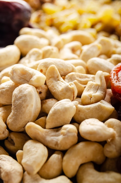 Vista aproximada das castanhas de caju na mesa da cozinha conceito de comida vegetariana