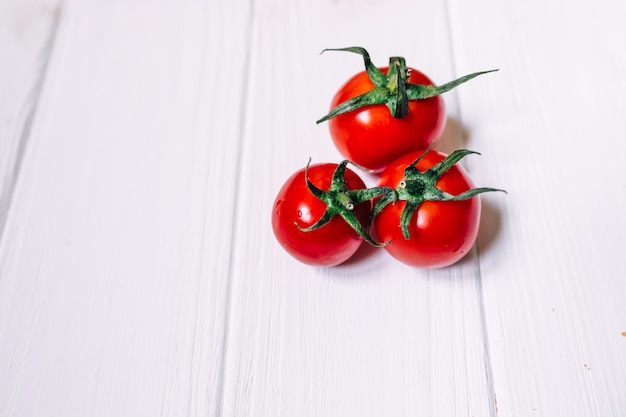Vista aproximada de tomate fresco isolado no fundo branco