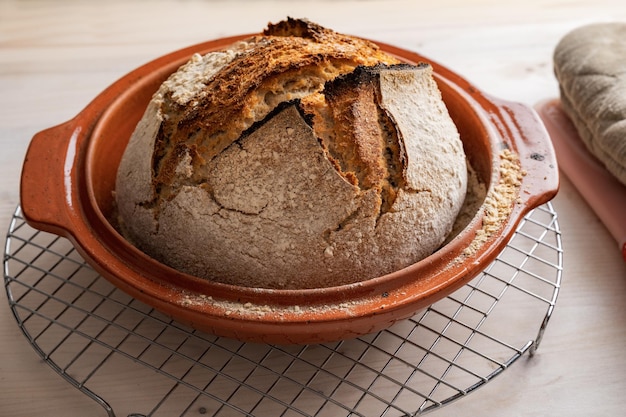Vista aproximada de um delicioso pão integral recém-assado