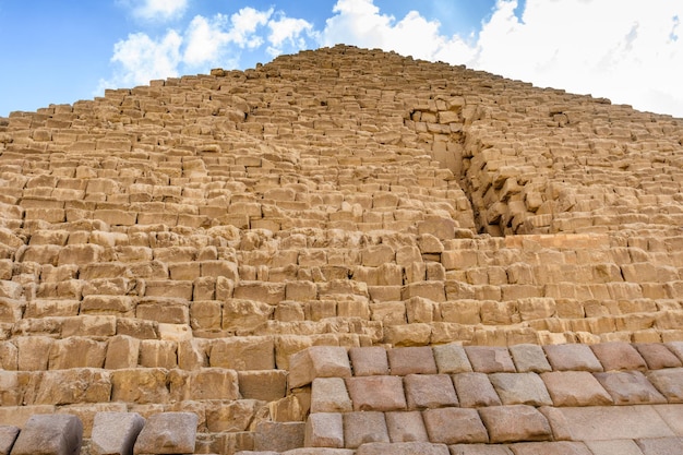 Vista aproximada de uma grande pirâmide de quéops no planalto de gizé cairo egito