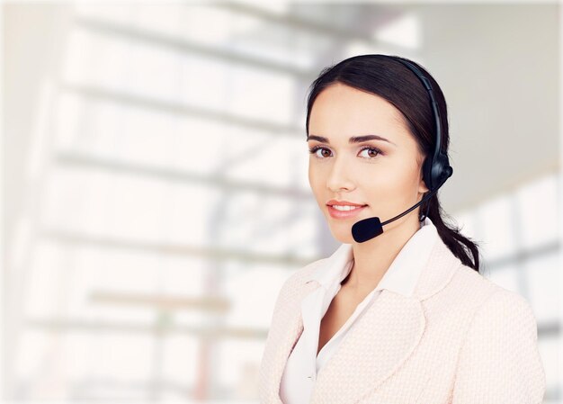 Vista aproximada de uma jovem com fones de ouvido, call center ou conceito de suporte