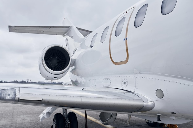 Vista aproximada do avião turboélice estacionado na pista durante o dia