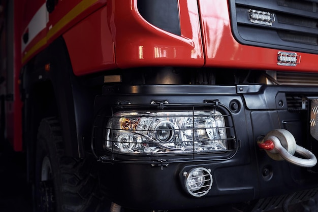 Vista aproximada do caminhão de bombeiros moderno vermelho Parte frontal do veículo