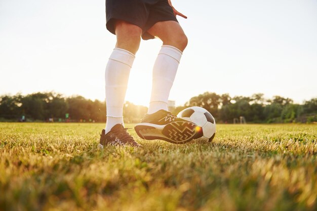 Foto de Vista De Ângulo Baixo De Jogador De Futebol Com Bola De