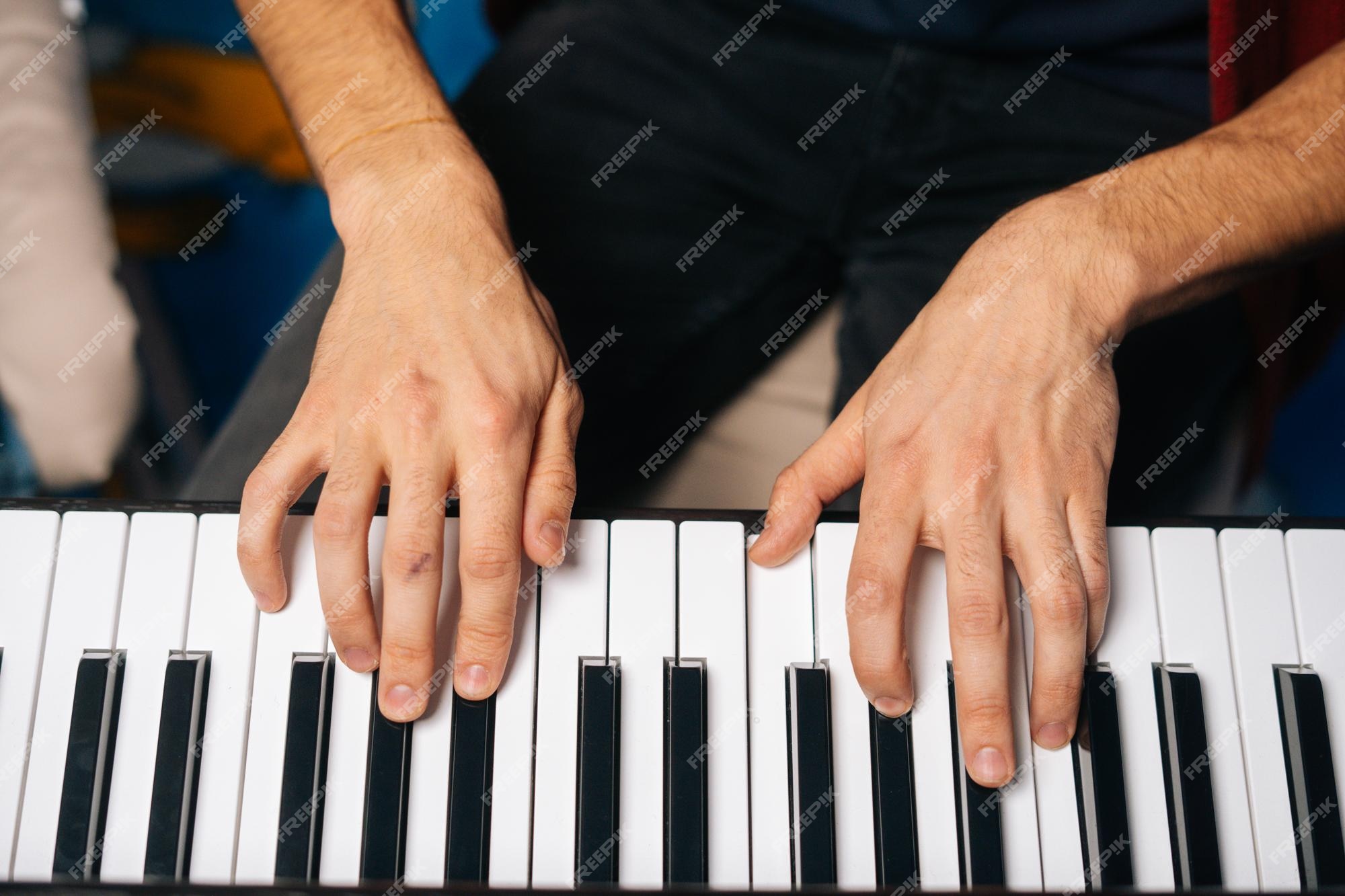 Jogo Das Mãos Do Pianista Da Música Do Piano Detalhes Do Piano De Cauda Do  Instrumento Musical Com Mão Do Executor No Fundo Branc Foto de Stock -  Imagem de melodia, pianista