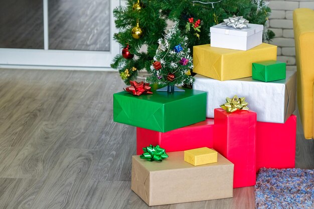 Foto vista del árbol de navidad en caja