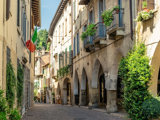 Vista de las arcadas de la antigua aldea de Asolo en verano Treviso Italia