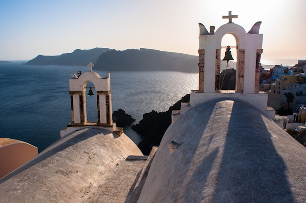 Vista del archipiélago griego de Santorini durante el día.